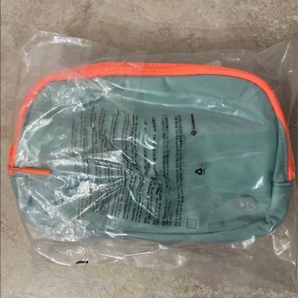 NWT Limited Edition Lululemon Everwhere Bag - Picture 3 of 3